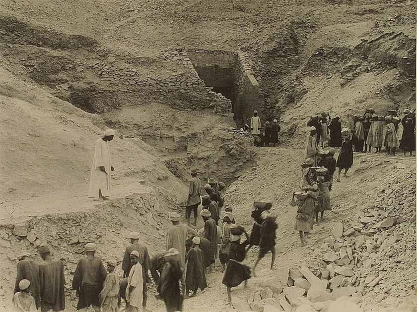Burton photograph of the excavations of King Tut’s tomb. (Public domain) 