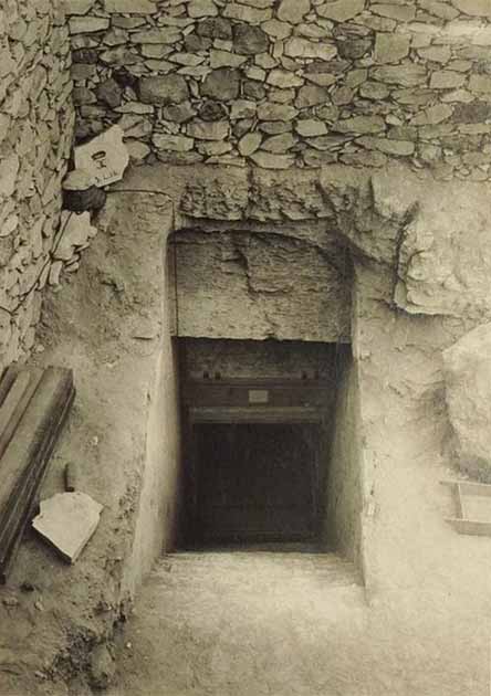 Entrance to the tomb. (Public domain)