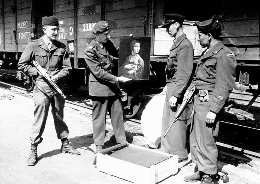Monuments Men pose with Leonardo da Vinci’s Lady with an Ermine upon its return to Poland in April 1946. (Public domain)